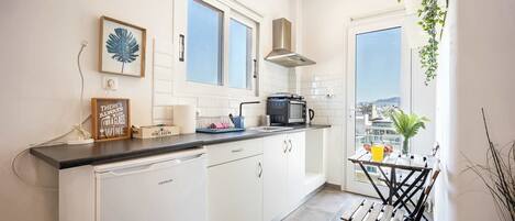 Fridge, oven, stovetop, coffee/tea maker