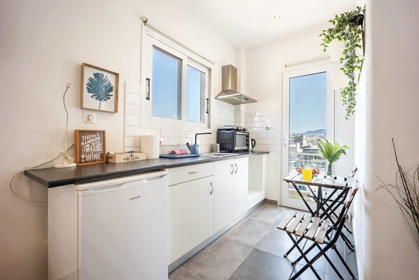 Fridge, oven, stovetop, coffee/tea maker