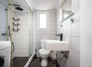 Dusche, Haartrockner, Handtücher, Shampoo