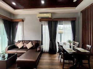 Biệt thự, 2 phòng ngủ, hồ bơi riêng | Phòng khách | Sách