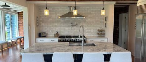 Microondas, horno, placa de cocina, lavavajillas