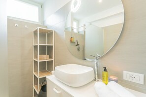 Shower, hair dryer, bidet, towels - Central & White Apartment by Rent All Como (Como)
