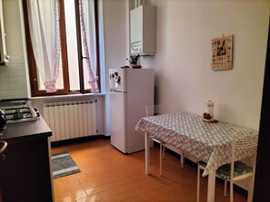 Kühlschrank, Ofen, Herdplatte, Toaster