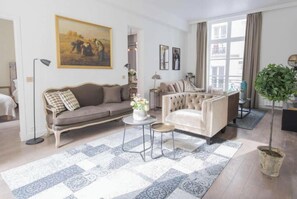 TV - STEP INTO TIMELESS PARISIAN CHARM IN THE VIBRANT HISTORIC LE MARAIS -RUE CHARLOT (Paris)