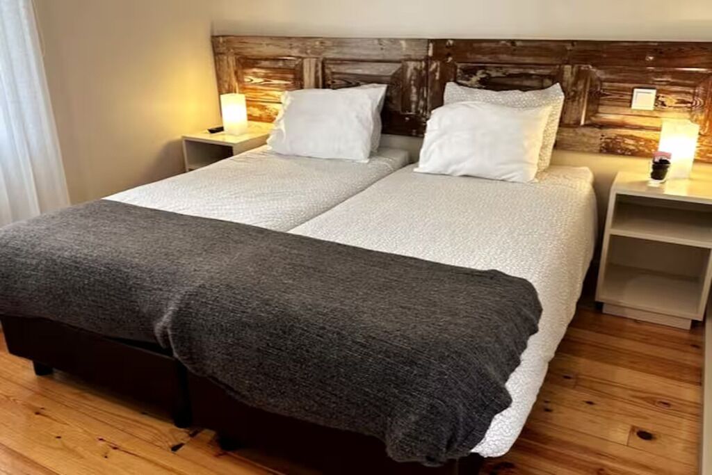 2 bedrooms, iron/ironing board, internet, bed sheets