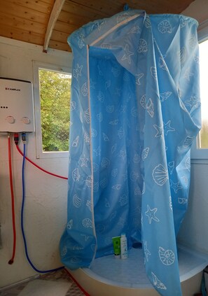 Douche, serviettes fournies