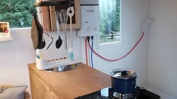 Kühlschrank, Herdplatte, Toaster, Kochgeschirr/Geschirr/Besteck