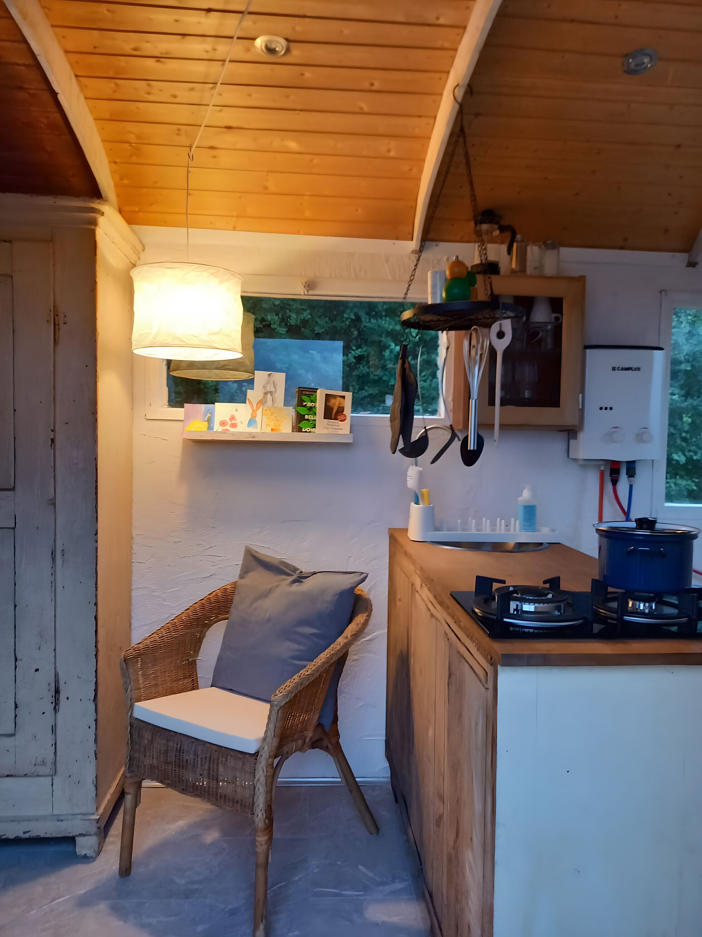 Køleskab, kogeplade, brødrister, køkkentøj/tallerkener/redskaber