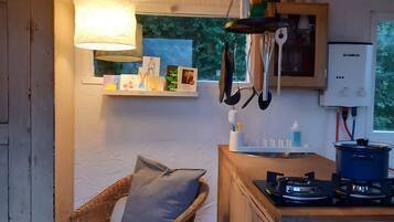 Køleskab, kogeplade, brødrister, køkkentøj/tallerkener/redskaber