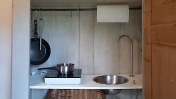 Kylskåp, ugn, spishäll och vattenkokare