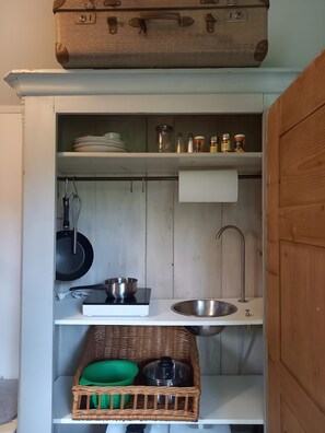 Refrigerador, horno, placa de cocina, tetera/pava eléctrica