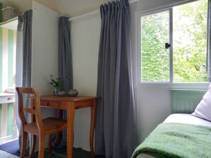 1 slaapkamer, een strijkplank/strijkijzer, wifi, beddengoed