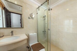 Ein Badezimmer mit Waschbecken, Toilette und einer Duschkabine.