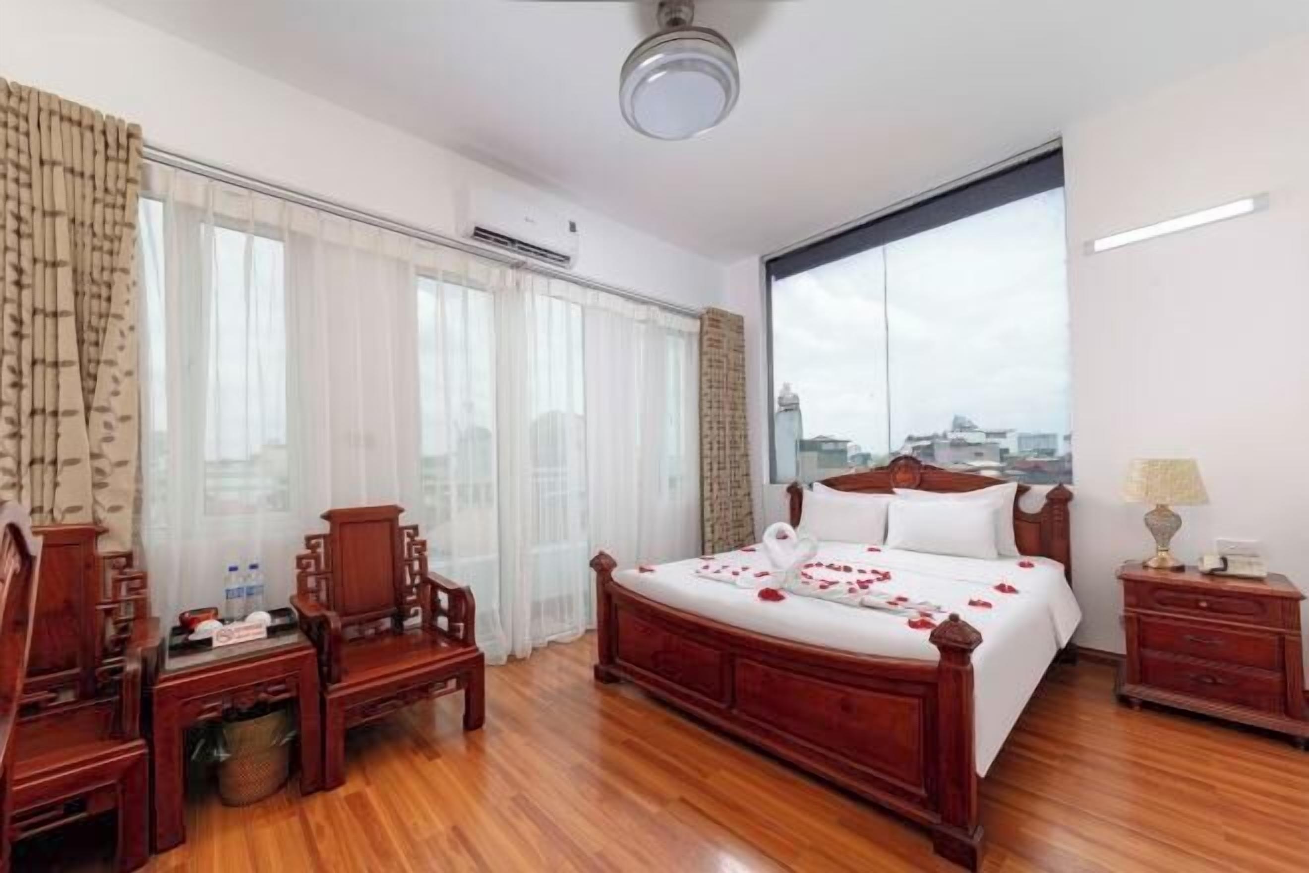 Minibar, coffres-forts dans les chambres, bureau