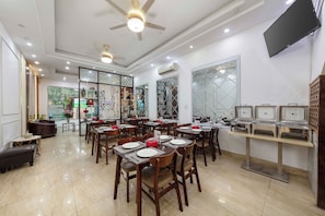 Free daily buffet breakfast