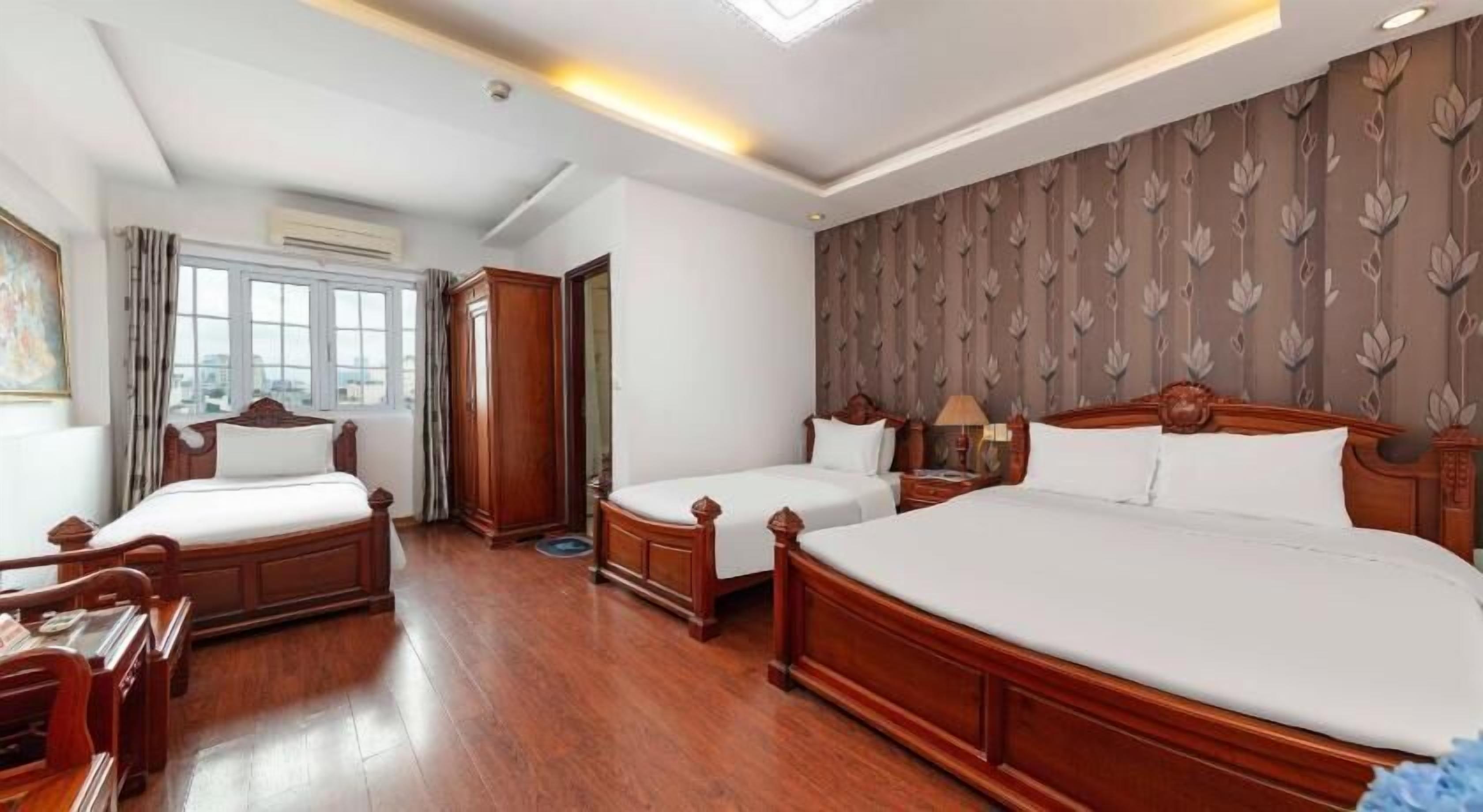 Panoramic Quadruple Room | Minibar, in-room safe, desk, laptop workspace