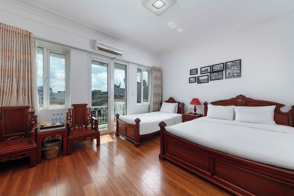 Panoramic Triple Room, City View