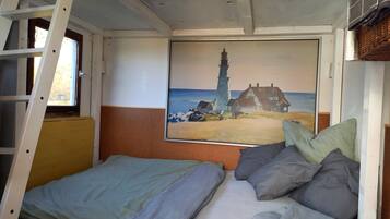 1 bedroom, bed sheets