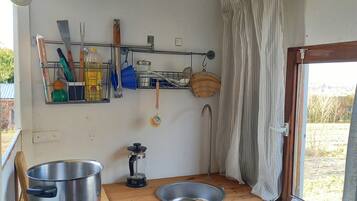 Refrigerador, parrilla de estufa y utensilios de cocina