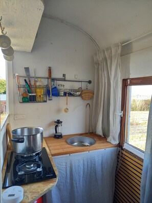 Køleskab, kogeplade, køkkentøj/tallerkener/redskaber