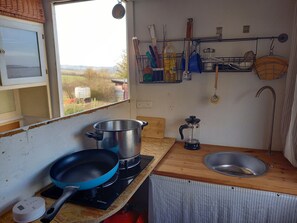 Stovetop, cookware/dishes/utensils