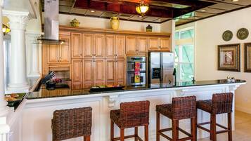 Jääkaappi, mikroaaltouuni, uuni, liesi