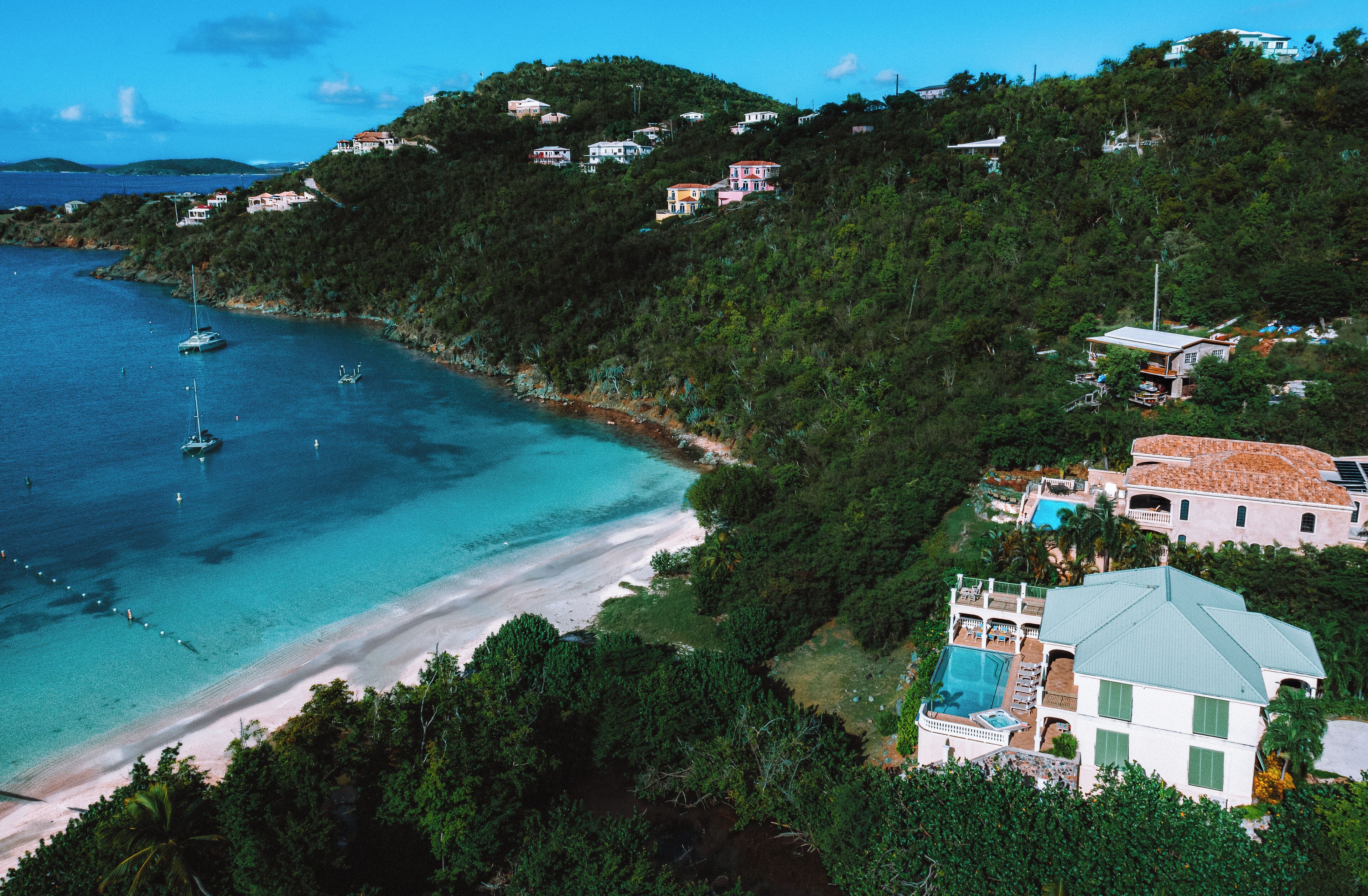 En la playa, camastros y toallas de playa 