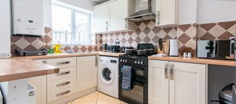 3BR Home in Bedford âą Free Parking, Garden & Family-Friendly Stay