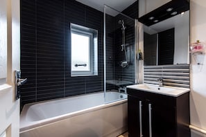 Shower, hair dryer - 3BR Home in Bedford • Free Parking, Garden & Family-Friendly Stay (Bedford)