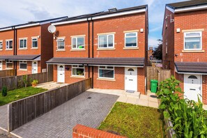 Exterior - Spacious 4BR Home with WiFi & Parking • 10 Mins to City Centre (Greater Manchester)