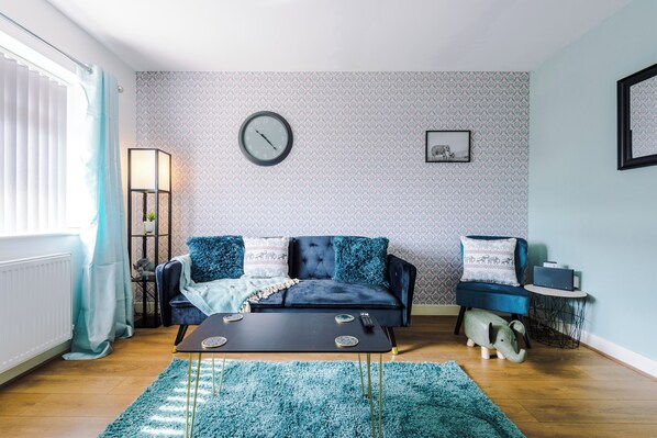 TV - Spacious 4BR Home with WiFi & Parking • 10 Mins to City Centre (Greater Manchester)