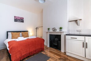 5 habitaciones, escritorio, tabla de planchar con plancha y wifi gratis 