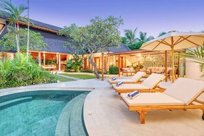 Unclassified image, 3 of 89, button