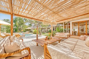 Terrace/patio - Villa Manhattan - Luxurious 8-BDR Villa, huge pool (Kecamatan Kuta Utara)