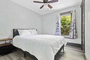 4 habitaciones, tabla de planchar con plancha, cuna de viaje y wifi 