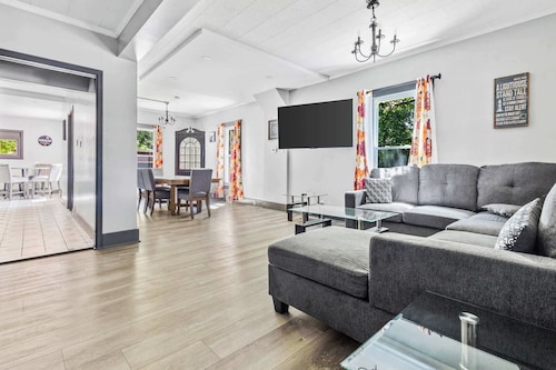 Spacious 4BR, 1BA close to the Falls