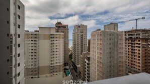 Un edificio de gran altura con varios pisos, una grúa de construcción y un cielo despejado.
