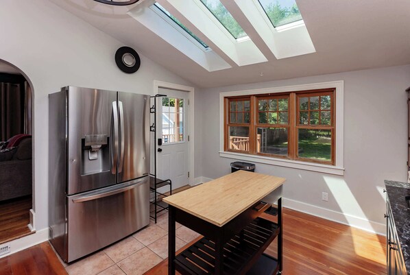 Interior - Charming 3BR 3-5BA Modern Retreat (Ames)