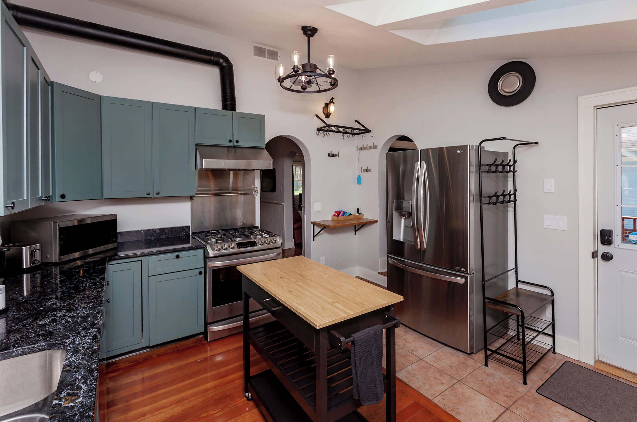 Kylskåp, mikrovågsugn, ugn och spishäll