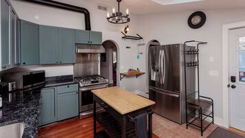 Kylskåp, mikrovågsugn, ugn och spishäll