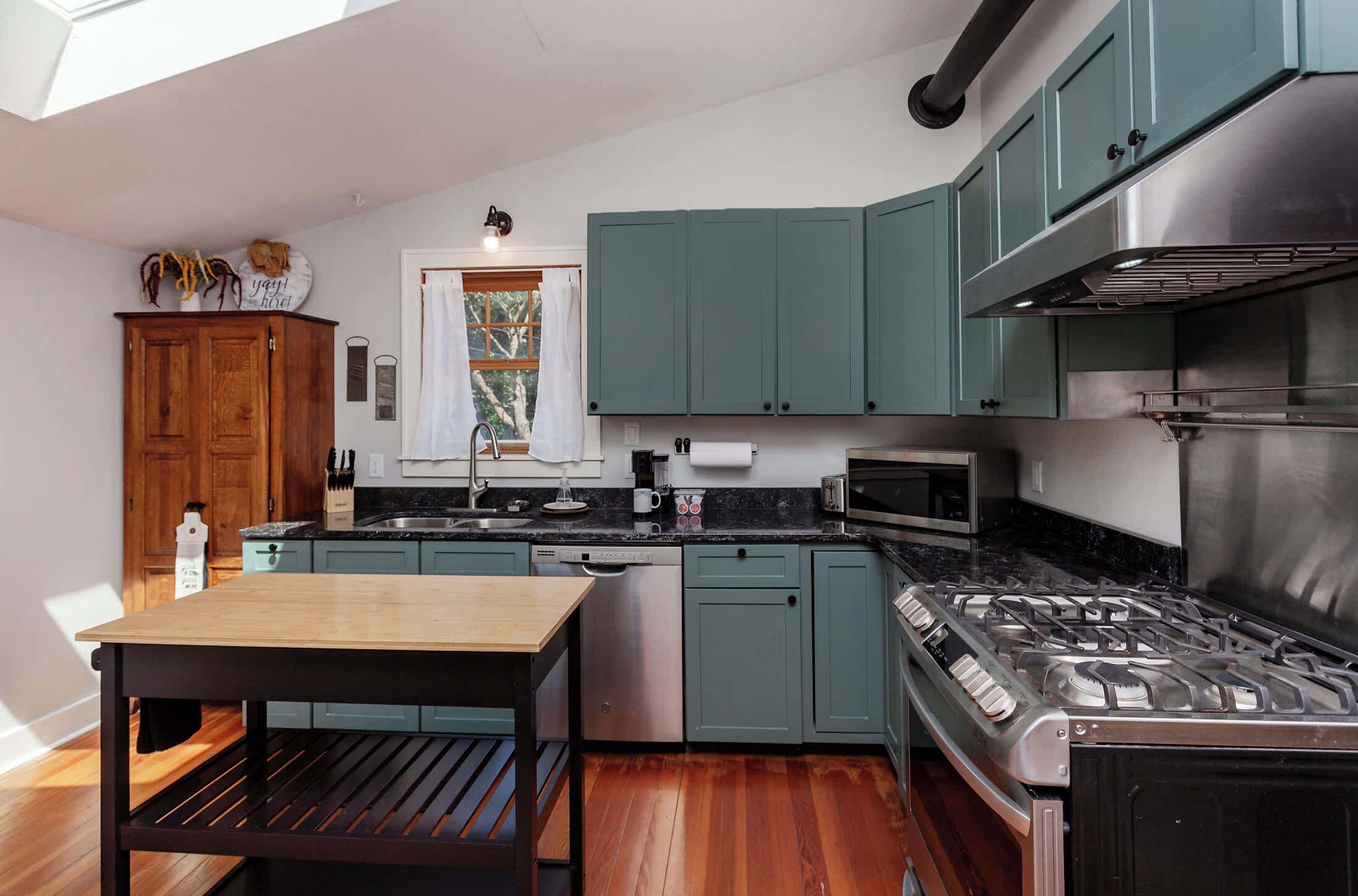 Kylskåp, mikrovågsugn, ugn och spishäll