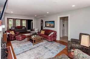 TV - Charming 3BR 3-5BA Modern Retreat (Ames)