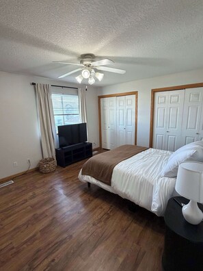 4 bedrooms, iron/ironing board, WiFi, bed sheets - Spacious 4-Bed/2.5 BA Modern Home (Altoona)