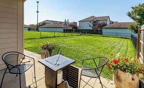 Outdoor dining - Spacious 4-Bed/2.5 BA Modern Home (Altoona)