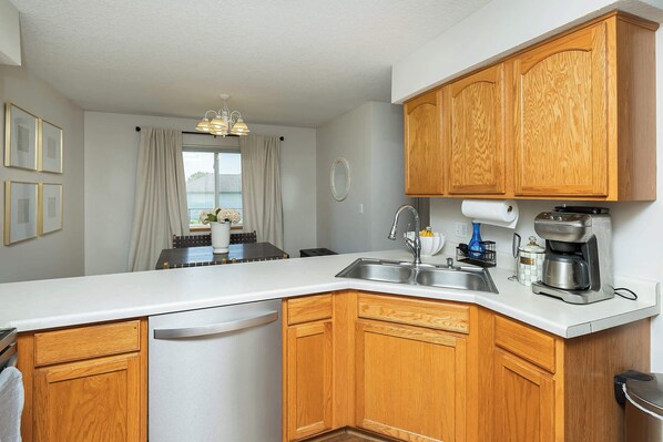 Fridge, microwave, oven, dishwasher - Spacious 4-Bed/2.5 BA Modern Home (Altoona)
