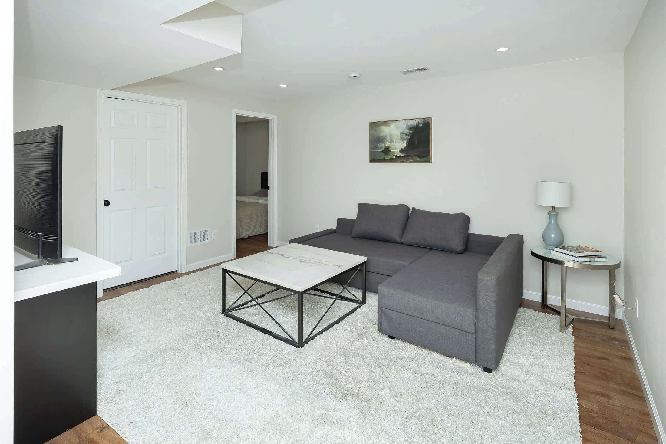 Een televisie en een kantoor