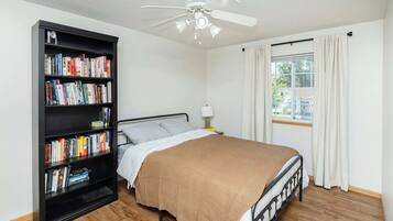 4 bedrooms, iron/ironing board, WiFi, bed sheets