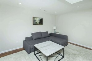 TV, offices - Spacious 4-Bed/2.5 BA Modern Home (Altoona)