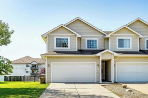 Exterior - Spacious 4-Bed/2.5 BA Modern Home (Altoona)