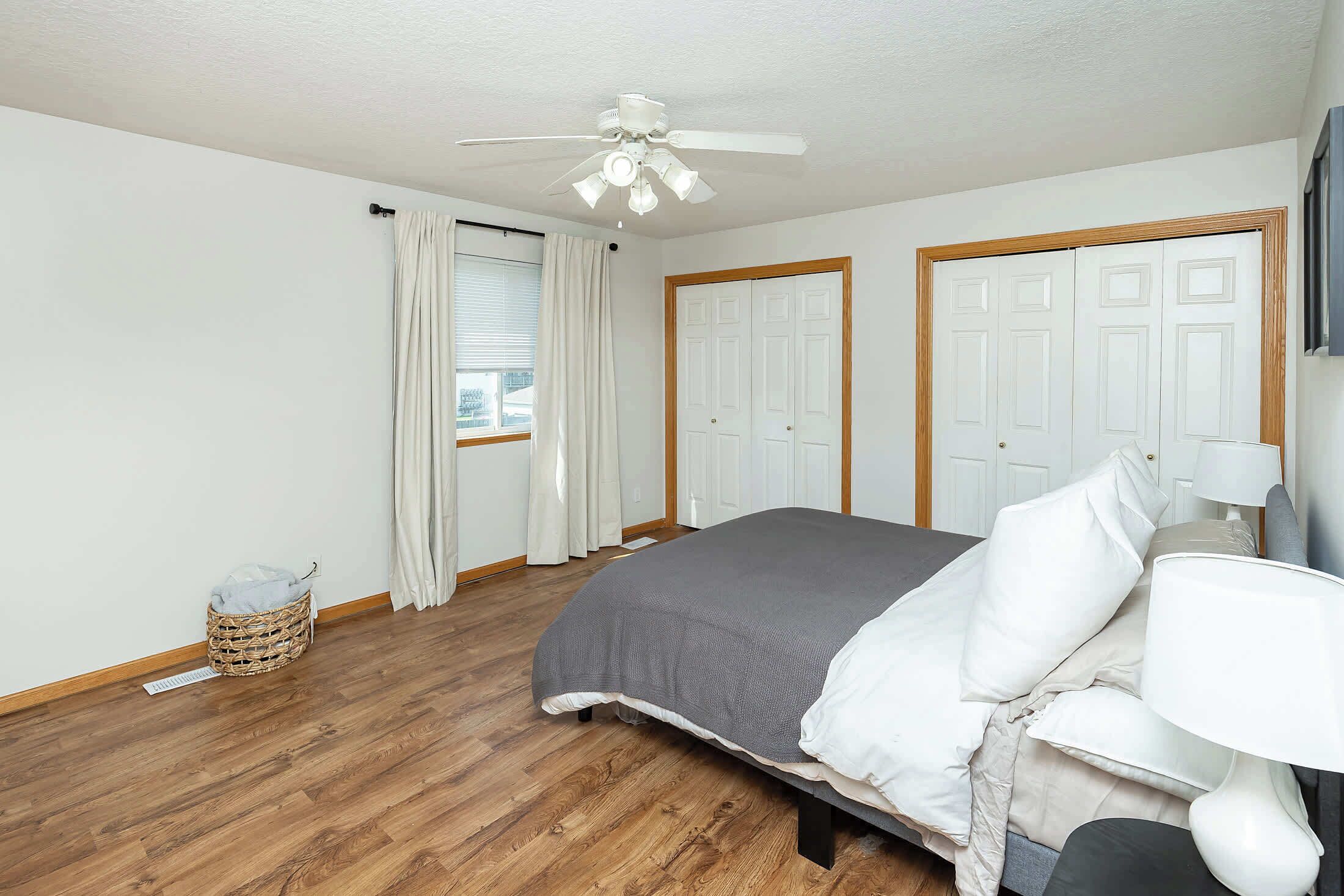 4 bedrooms, iron/ironing board, WiFi, bed sheets